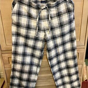 GAP Women’s Black and White Flannel Pajama Pants